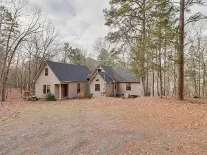 Lakefront Arkansas Home w/ Deck, Grill & Cornhole!