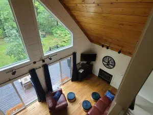 Beautiful Home w/ Hot Tub in a Private Lake Community