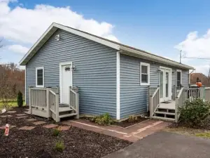 Cloverdale Cottage w/ Lake View and Access