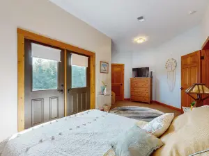 Grand cabin with lake view, pond, wood fireplace & AC, & fast WiFi