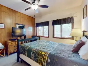 Sugar Mountain villa w/mountain & valley views, wood fireplace & close to trails