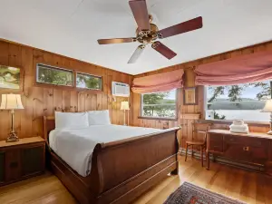 Lakefront house with dock, sandy beach, full kitchen, gorgeous views