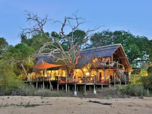 Rhino Post Safari Lodge