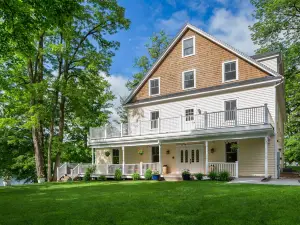 Lakehouse Inn
