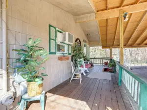 'the Treehouse' in Cherokee Village: Deck & Views