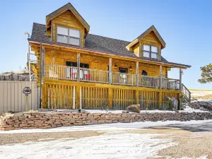 Pine Ridge Cabin on 62 Acres: Hot Tub & Views!