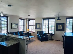 Cozy upstairs apartment in lovely Altus with downtown view, AC, WiFi