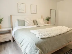 Charming 3-bedroom condo in peaceful Jaffrey with AC