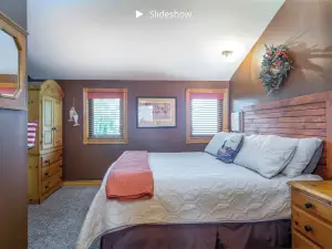 Lovely log cottage by the lake