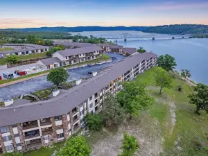 Lakefront Oasis Amazing Views!