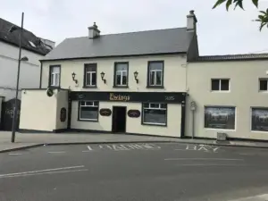 อีวิงส์ บาร์ แอนด์ เซลฟ์-แคทเทอริง แอคคอมโมเดชัน