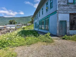 Waterfront Apt w/ Mtn View, Walk into Town!