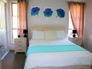 Waterfront Lakeside Cottage Primbee
