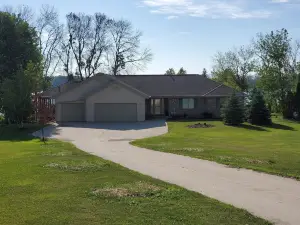 Large, cozy lake home near Round Lake Farm, Nordic Center, Road America, Lambeau