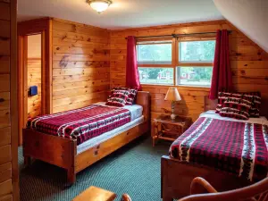 Sweet Chalet by the Lake!