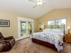 Private Hot Tub and Gourmet Kitchen - Spacious Mountain Getaway