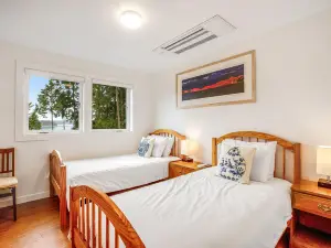 Bayfront apartment with private patio, beach access, water views, AC & W/D