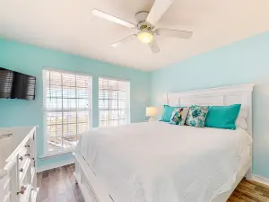 Bayfront retreat with lovely views, a screened porch & beach access
