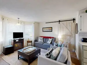 Condo in the heart of town near skiing - less than a mile to Okemo Mountain