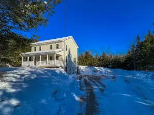 Modern Open Space and Peaceful Seclusion - Charming Getaway