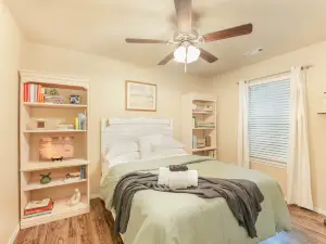 Modern-Rustic Gentry Stay • Quiet & Comfortable