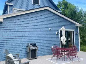 Charming Escape with Spacious Yard and Modern Comfort - Inviting Haven