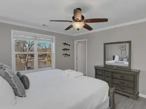 Stunning Retreat - Fireplace, Balcony, Game Table, Kayaks