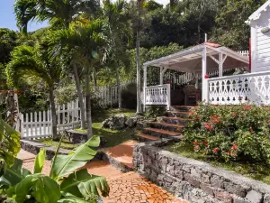 Flamboyant Cottage - Spectacular View & Pool
