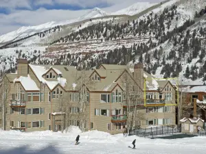 Slopeside Paradise Penthouse at Lift 7, Views, Fireplace, Deck, Hot Tub Condo