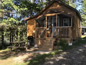 Longmuir's Hidden Cove Cottage Resort