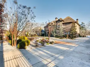 Sprawling Suwanee Home Theater, Pool, Hot Tub!
