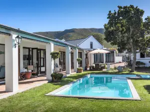 Sixteen Guesthouse on Main