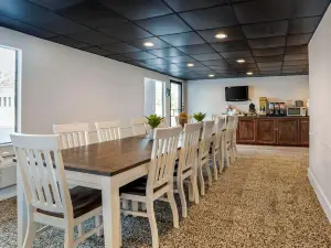 Super 8 by Wyndham Daleville/Fort Novosel