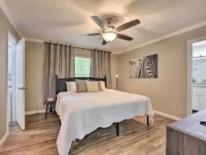 Serene Live Oak Home w/ Fire Pit by River + Sosmp!
