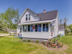 Two Rivers Thiede House - Walk to Lake Michigan!