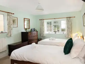Woodcutter's Cottage - Country Retreat