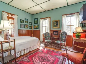 Lake Pepin Getaway w/ Pond, Walk to Restaurants!