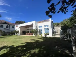 Sand Castle Villa - Classic Beachfont Luxury