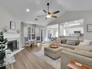 Location, Location! Minutes away from Mall of GA!