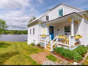 Dock, Kayaks and Stunning Views - Charming Lakeside Escape