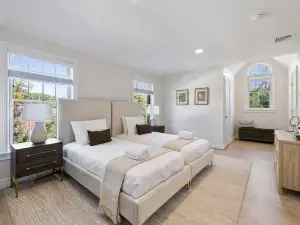 Luxurious Pool and Game Room - Elegant Spacious Retreat
