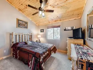 Secluded Dog-Friendly Home w/Free WiFi, Private Hot Tub, Washer/Dryer, Fireplace