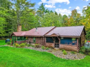 Newly renovated cabin minutes from Gore Mountain with wood stove, porch, firepit