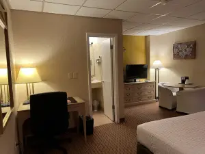 Econo Lodge Inn & Suites