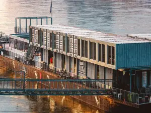 Sundeck Botel - Party Boat