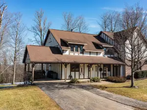 8280 The peak- Hot tub, ski in/ ski out, Pool table, Golf course, fire pit