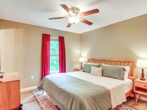 Campton Cottage w/ Hot Tub, Near Hiking + Climbing