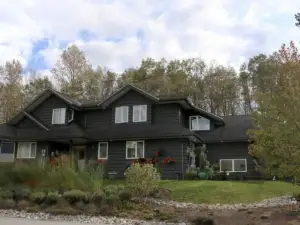 Bright & Spacious Riverside House in Quiet Squamish Neighbourhood W/Hot Tub