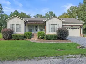 Comfortable lakefront home on Smith Lake w/ easy water access & Sea Doo rental!