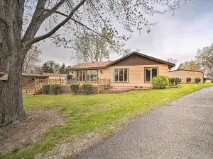 Kayaks & Boat Dock: Waterfront Home in Grove